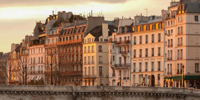 Buildings of Île Saint-Louis Paris line Quai de Bethune, photo Hotel de Lutece