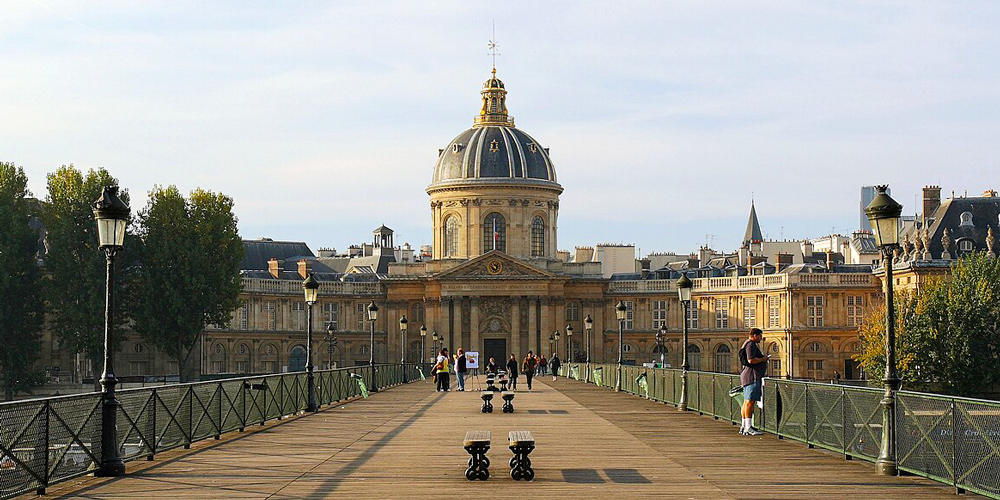 Pont des Arts and the Institut de France in 2007, photo Wikimedia by Benh Lieu Song