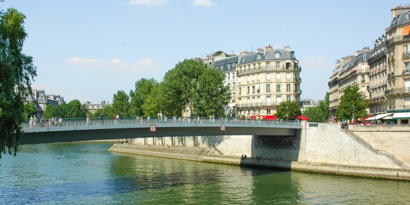 View of Pont Saint-Louis and looking down Rue Saint-Louis en l'Île, photo Wikimedia by Patrick Giraud