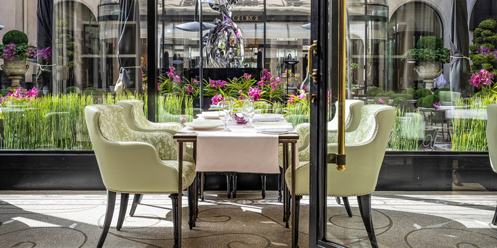 L'Orangerie, located in the glass-roofed courtyard of Le George V, photo L'Orangerie
