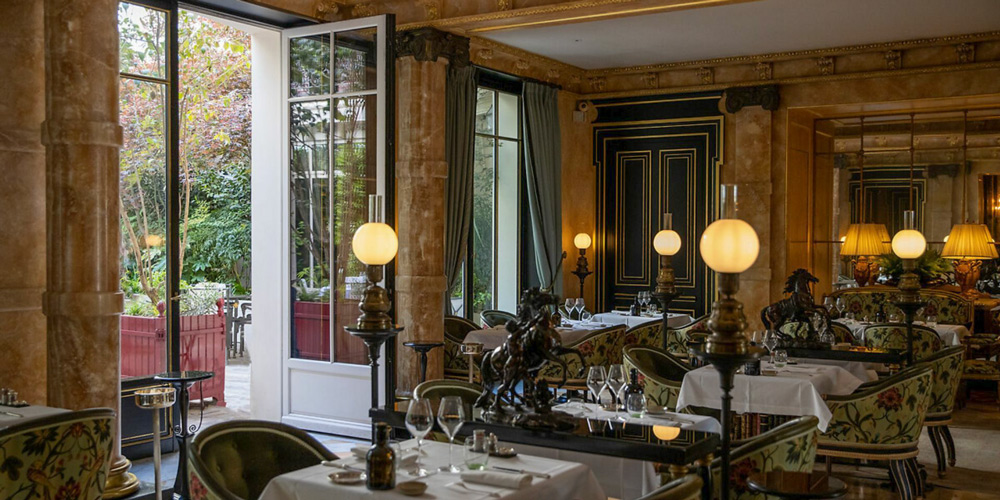 The classically elegant dining room at Le Gabriel, photo Le Gabriel