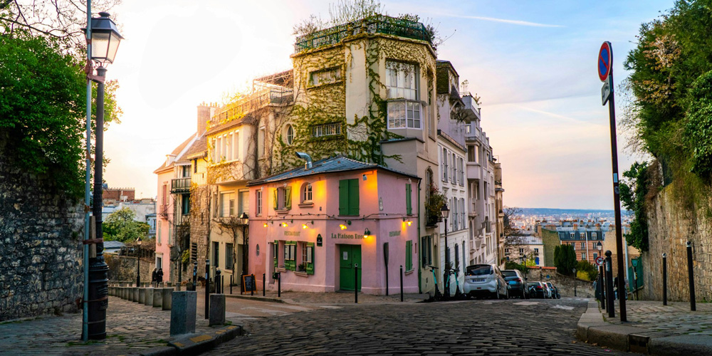 The rose-colored exterior of La Maison Rose, photo by Bastien on Unsplash