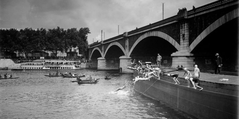 Swimming in the Seine in 1923, photo Roger-Viollet