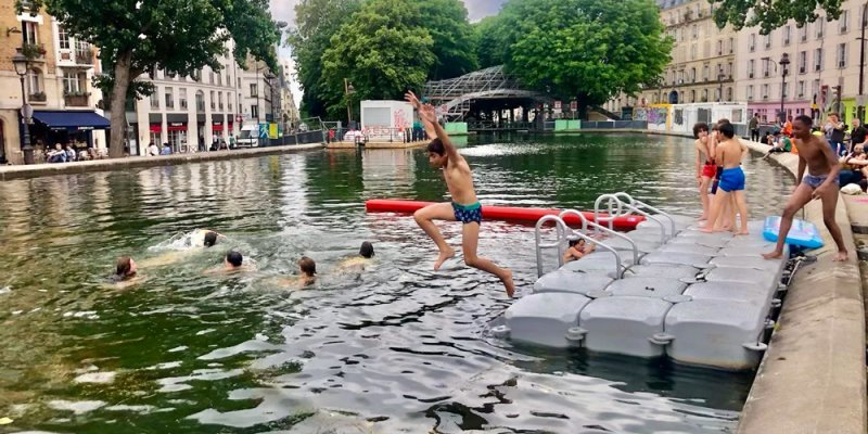 Boys swimming off a dock in Canal St Martin, photo Ville de Paris