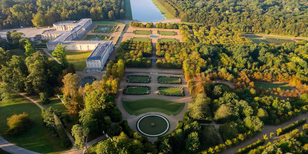 An overview of the gardens, lake, and forests of Versailles, photo Chateau de Versailles
