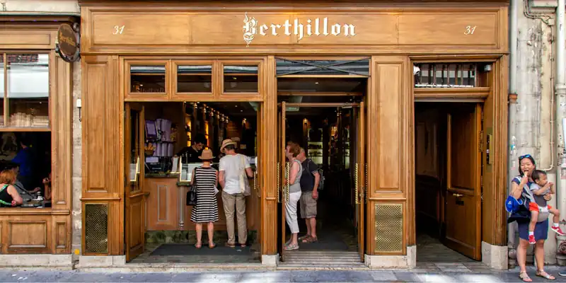 People at Berthillon, at Rue Saint-Louis en l'Île, photo by Mark Craft