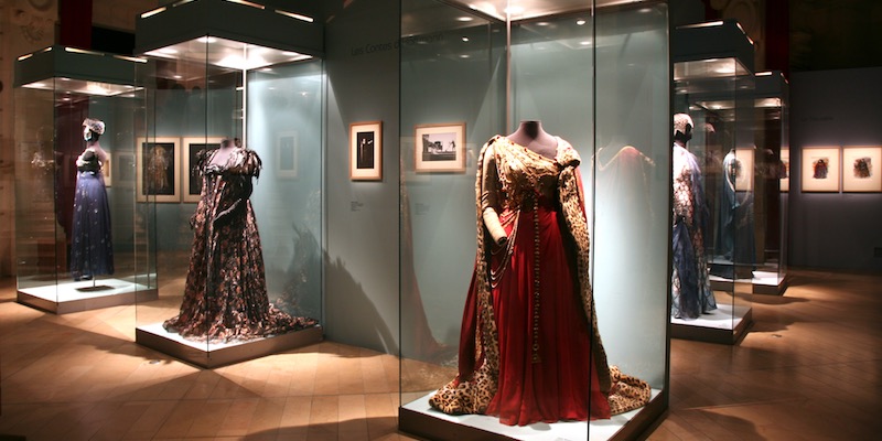Grande opera costumes in glass display cahses at the Bibliothèque-Musée