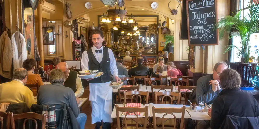 A waiter serves diners at Brasserie de l'Ile Saint-Louis
