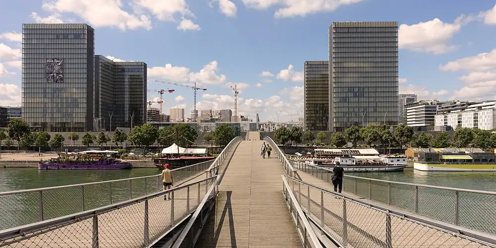 Passerelle Simone de Beauvoir & the Mitterand Library, Wikimedia by Guilhem Vellut