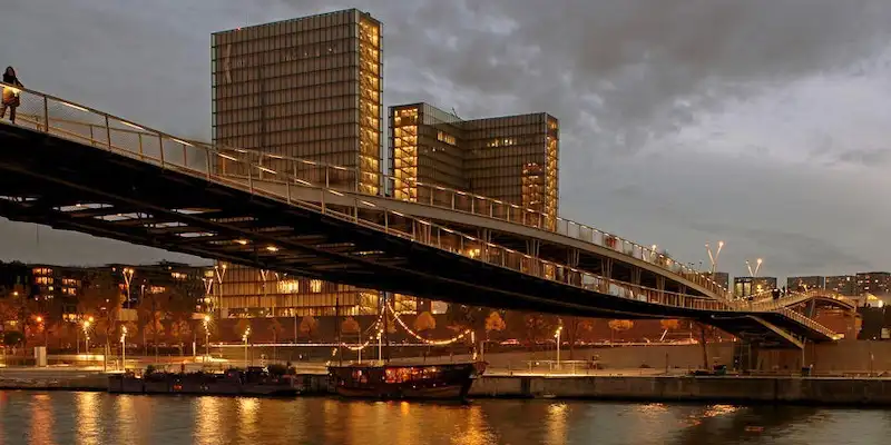 The passerelle with two of the bookends of the BNF, photo by Tetiere