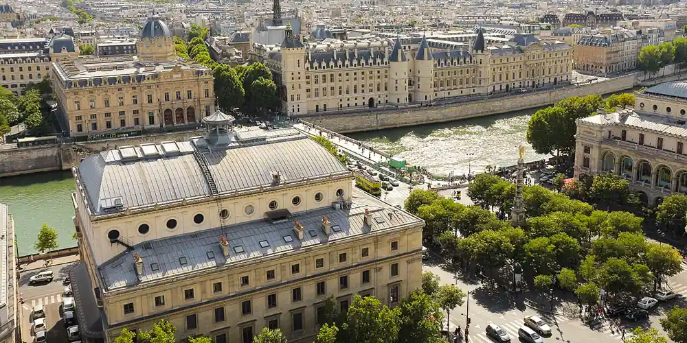Place du Châtelet with its two theaters, photo Wikimedia by J-C Windland