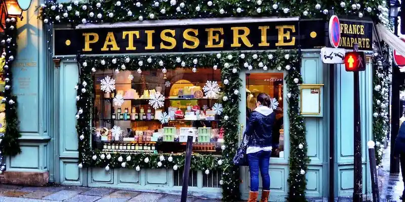 Christmas decorations at a Paris pâtisserie