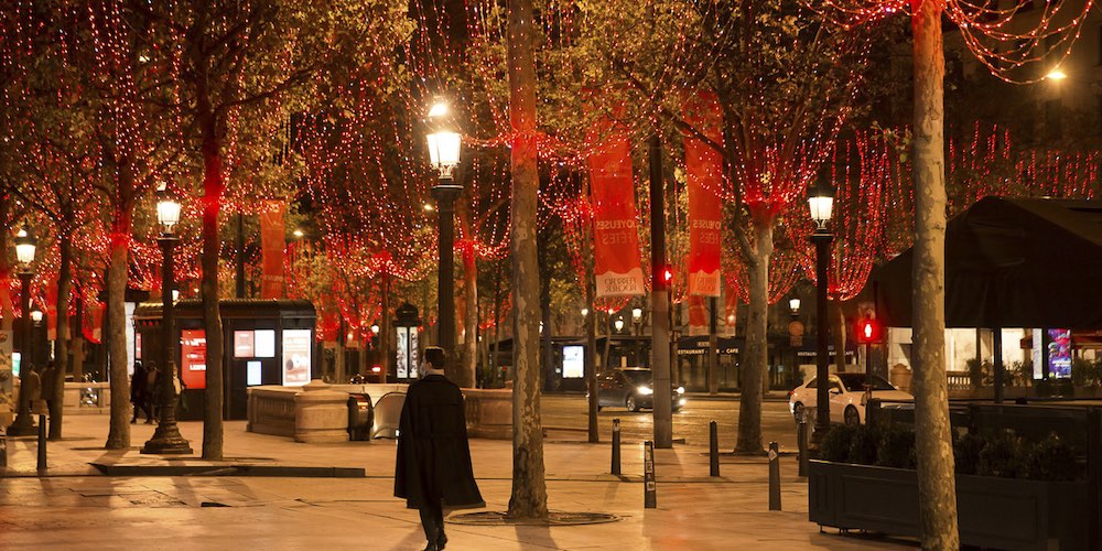 Red Holiday lights on the trees lining the Champs-Élysées, photo VIlle de Paris