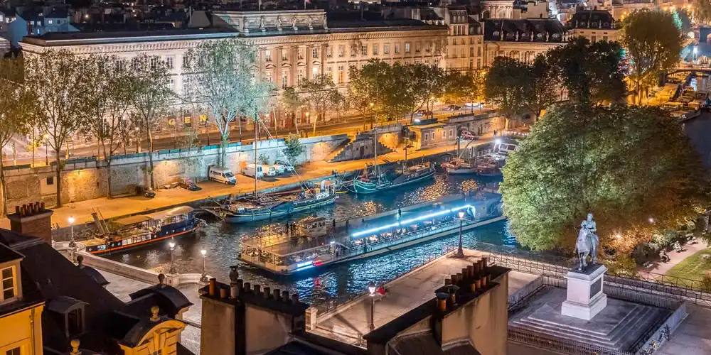 A romantic dinner cruise in a romantic city!