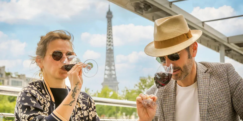 Parisian Picnic Cruise with Wine