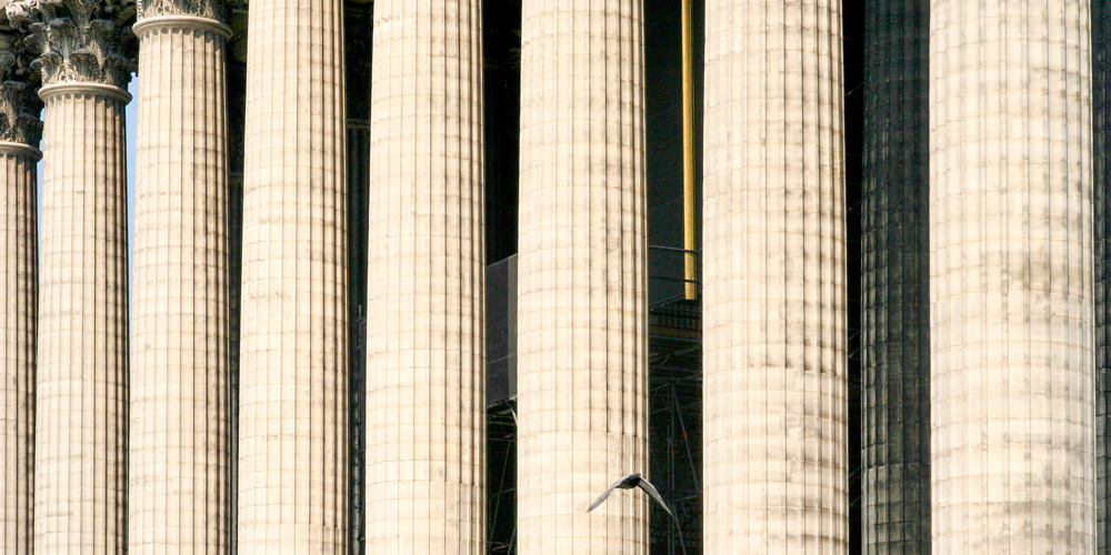 Some of the 52 Corinthian columns surrounding Eglise de la Madeline Paris, photo by jankranendonk