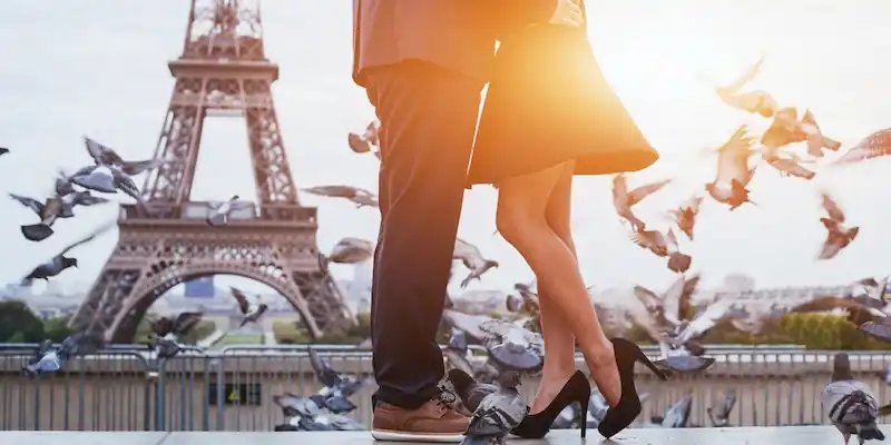 A heart at the Eiffel Tower graphs to celebrate Valentine's Day in Paris