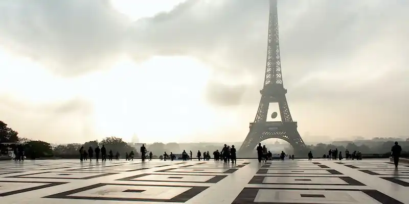 Place du Trocadero, Esplanade and the Eiffel Tower on a foggy morning, photo by Mark Craft