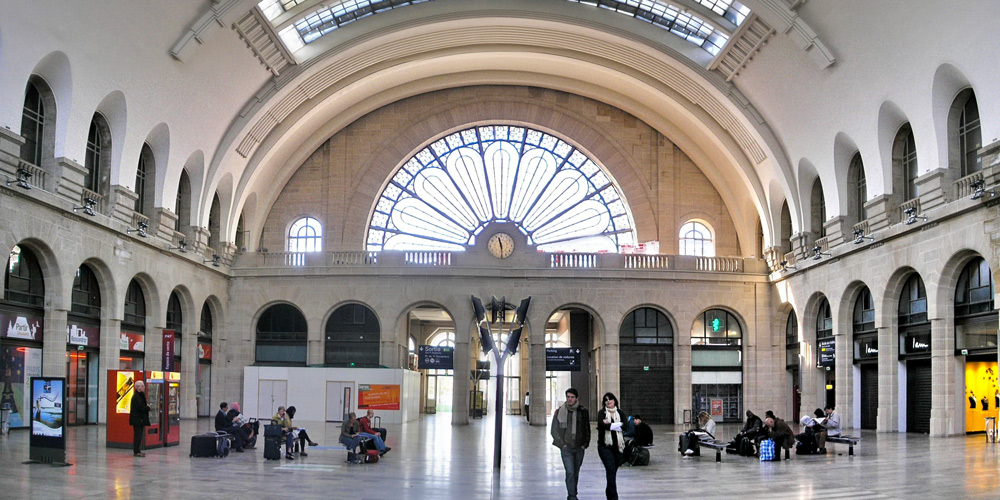 The entrance and main concourse of Gare de l'Est, photo Wikimedia