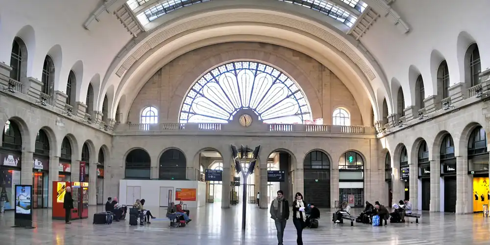 The entrance and main concourse of Gare de l'Est, photo Wikimedia