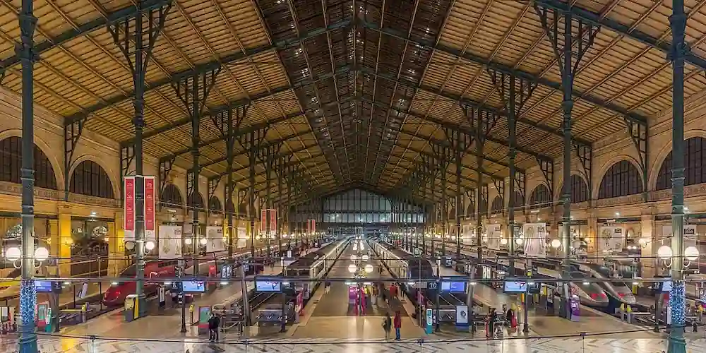 Gare du Nord main hall, photo Wikimedia by Diliff