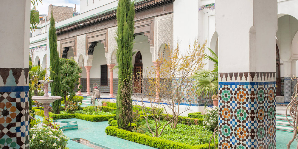 The serenity of the gardens of the Grand Mosque, photo Islamicity