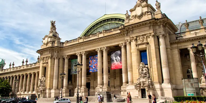 The grand entrance to the Grand Palais with columns and an arch