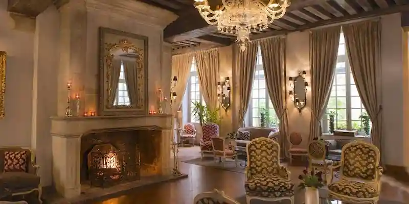 Hôtel d'Aubusson lobby with fireplace in Saint-Germain Paris