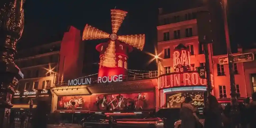 Hotel du Beaumont sites next to the famed Moulin Rouge
