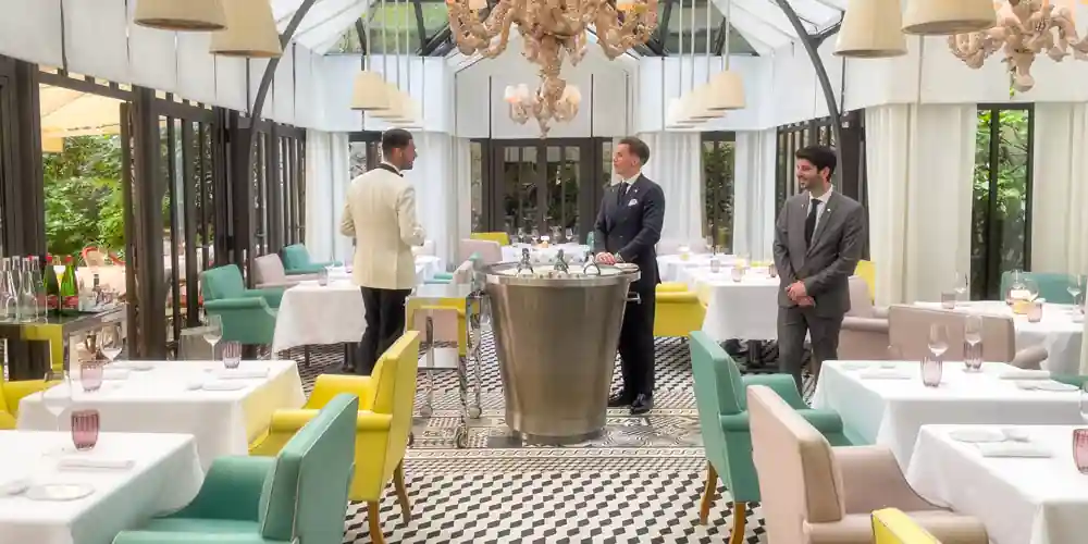 Elegant dining room at Il Carpaccio in Paris