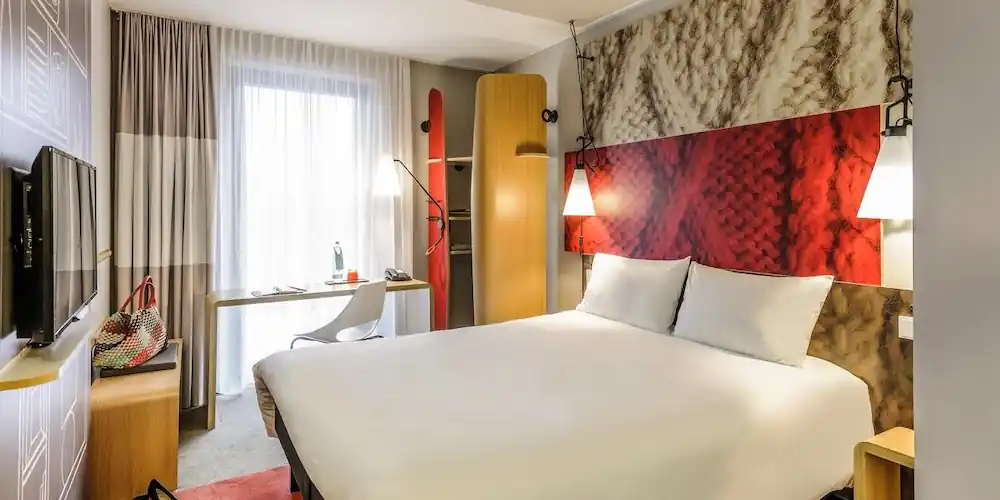 A comfortable room at the Ibis Bastille