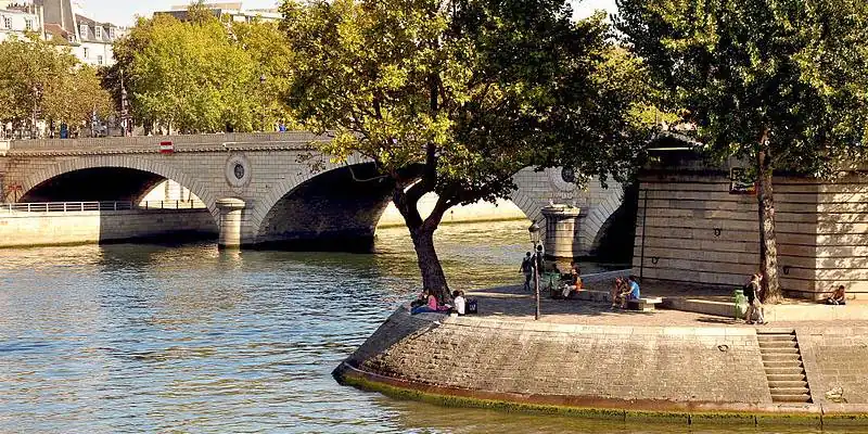 Place Louis Aragon on Ile Saint-Louis, Wikimedia Commons, photo by Moonik