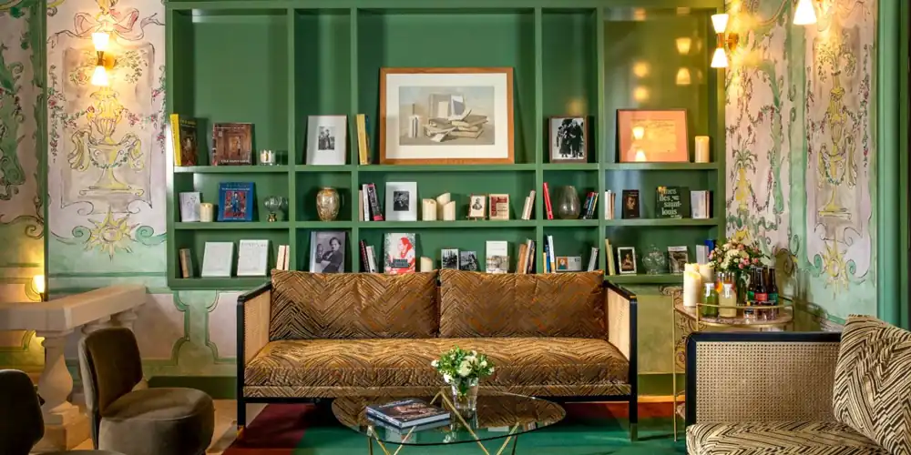 The green-themed lobby of Hotel des Deux-Iles, photo Hotel des Deux-Iles