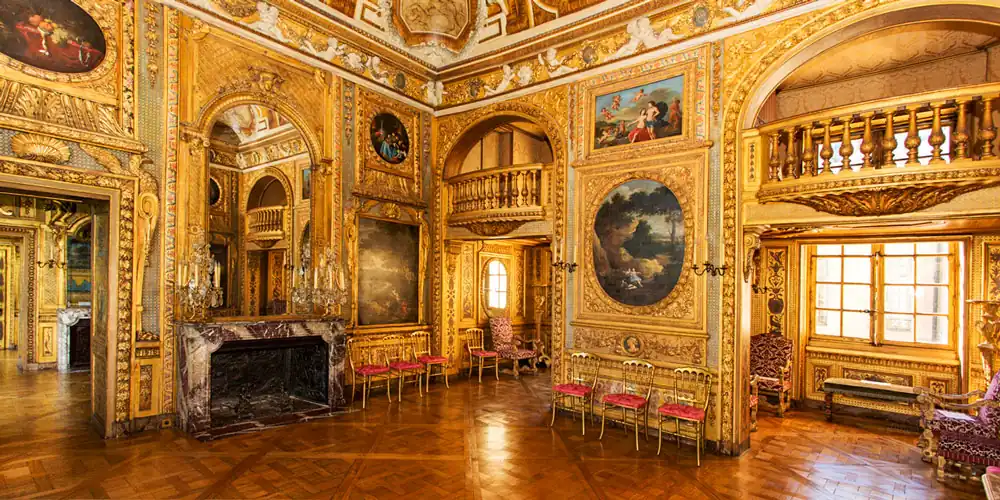 The golden-hued salon in Hotel Lauzun, photo Ville de Paris by Marc Verhille