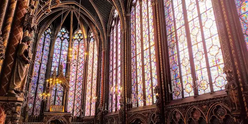 Magnificent stained-glass windows at La Sainte-Chapelle, photo Wikimedia by Gruntxiii
