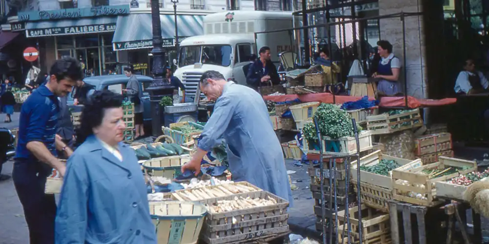 Les Halles produce sellers in 1960, photo Rober Wollstadt
