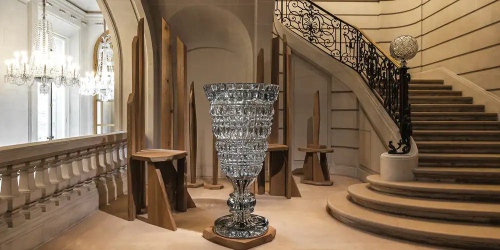 Monumental crystal vase at the foot of the grand staircase, photo by Jean Guillaume