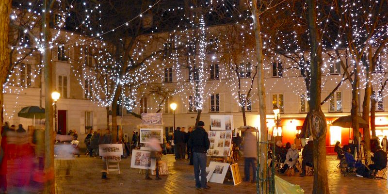 Place du Tertre at night, still busy, photo by Larry Davies