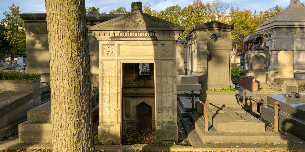 The seemingly abandoned tomb of the Goufier and Santerre families at Montmartre Cemetry, photo by Mark Craft