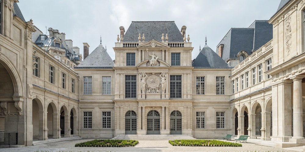 A courtyard at Musée Carnavalet, surrounded by collonades