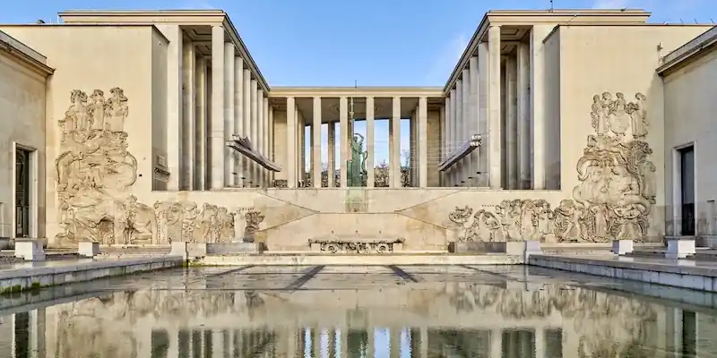 Musée d'Art Moderne de Paris exterior with reflecting pool