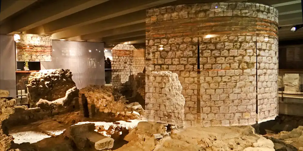 Remains of 4th century thermal bath, photo Wiki by Jean Pierre Dalbéra