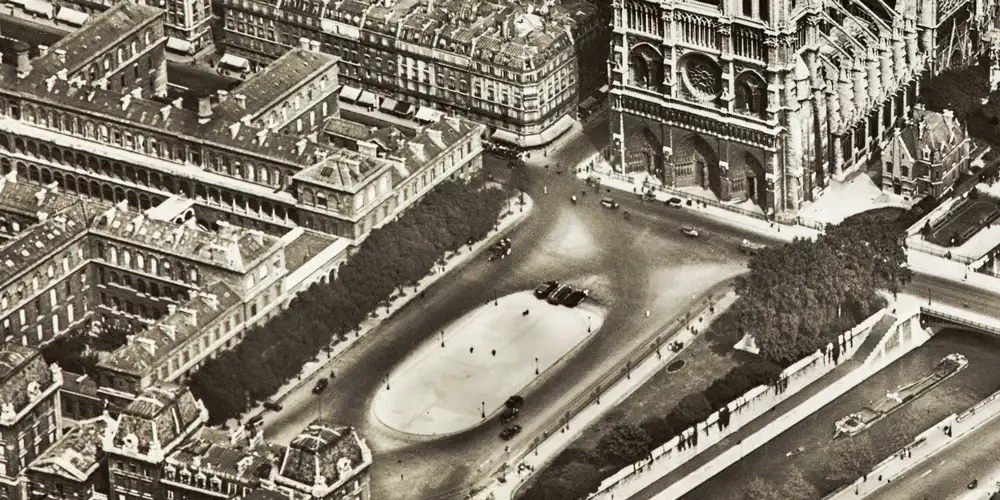 The parvis in 1944. For much of the 20th century, it was a thoroughfare for vehicles.