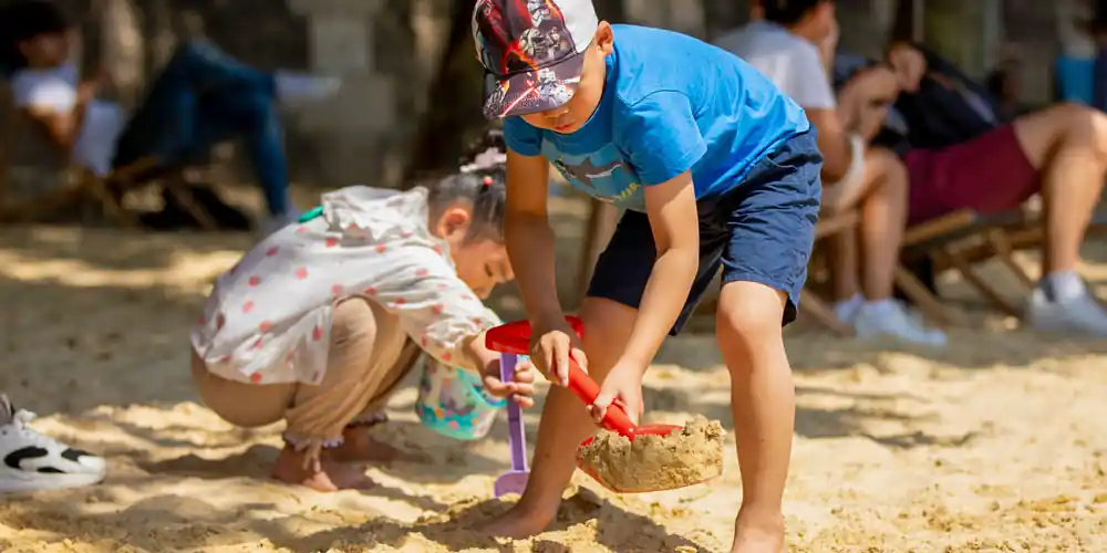 Children really dig the sandy beaches! Photo Ville de Paris.