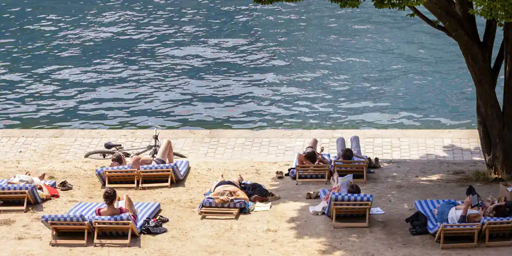 Lounging on the banks of the Seine, photo Marie de Paris