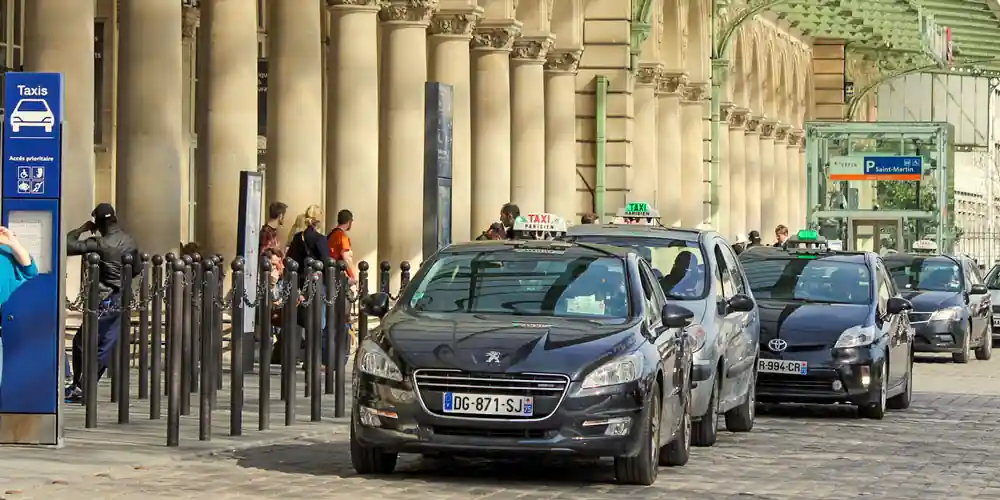 Taxi rank with cars waiting near a Paris station