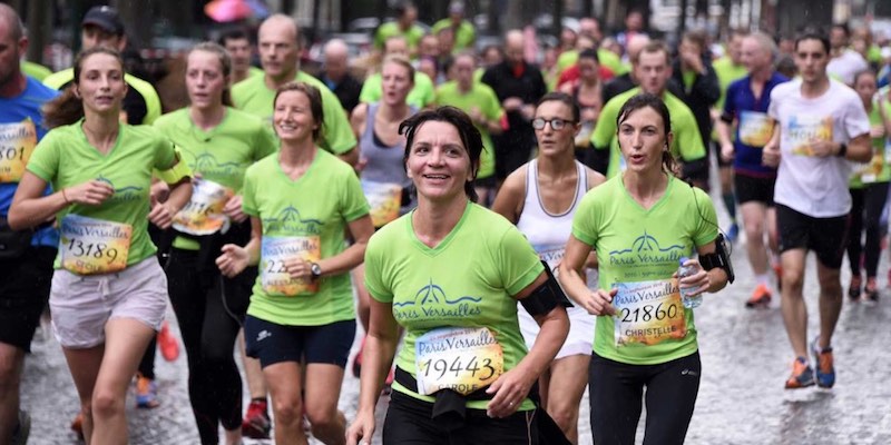A crowd of runners in green t-shrts during La Grande Classique