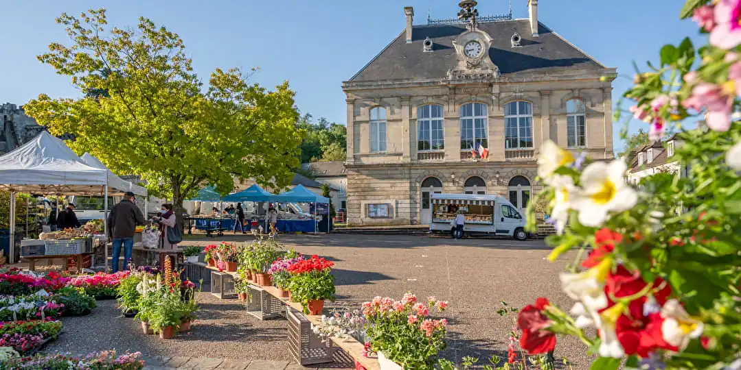 Place de l'Hotel de Ville in Pierrefonds, photo by X. Renoux