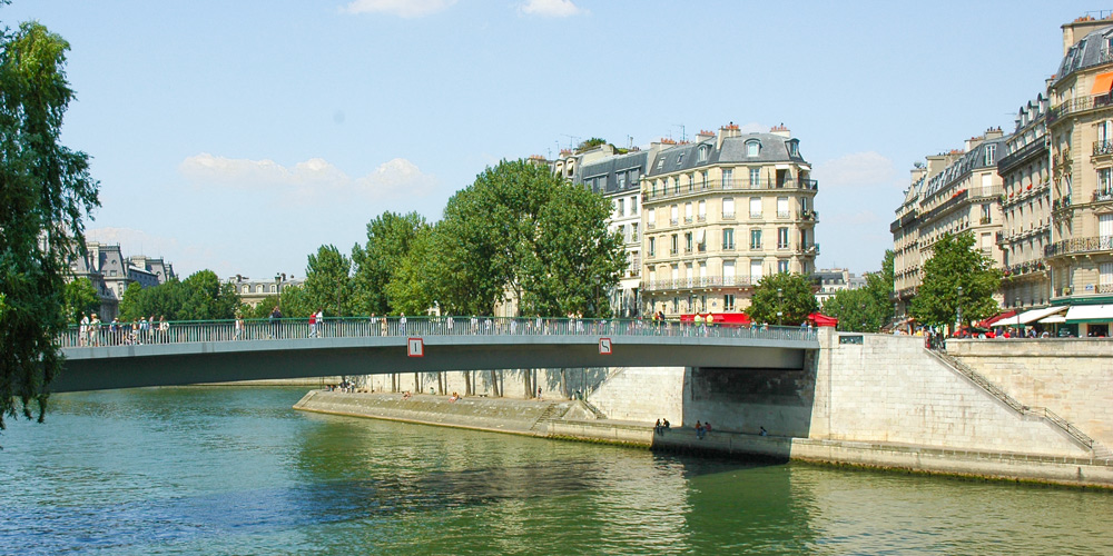 View of Pont Saint-Louis and looking down Rue Saint-Louis en l'Île, photo Wikimedia by Patrick Giraud