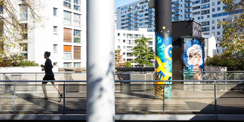 Running above the city streets, photo VdParis by Jean-Baptiste Gurlia Running above the city streets, photo VdParis by Jean-Baptiste Gurlia